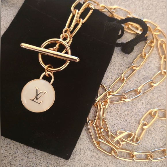 White and gold pendant on Link chain . - Picture 3 of 5